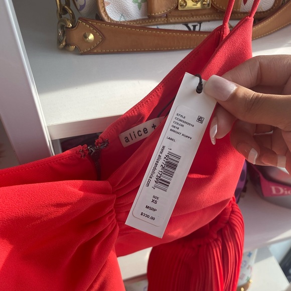 Alice + Olivia Ref Puff Sleeve Top 🌹 - Picture 4 of 5